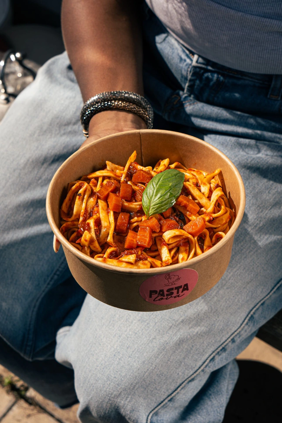 Un plat de pâtes fraiches à la sauce tomate mijotée